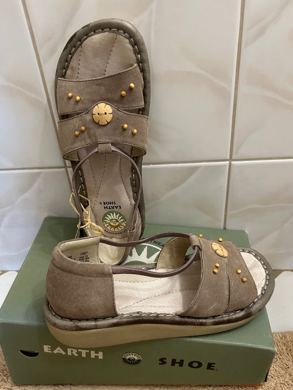 New sueded Earth shoes sandals wide 7.5W